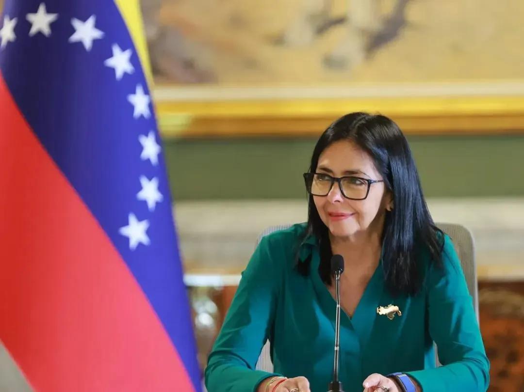 Desde el salón «Sol del Perú», la Presidenta Encargada de la República Bolivariana de Venezuela, <a href="/delcyrodriguezv/">Delcy Rodríguez</a>, anunció la exitosa excarcelación de 626 personas privadas de libertad como parte del nuevo Programa para la Convivencia y la Paz.