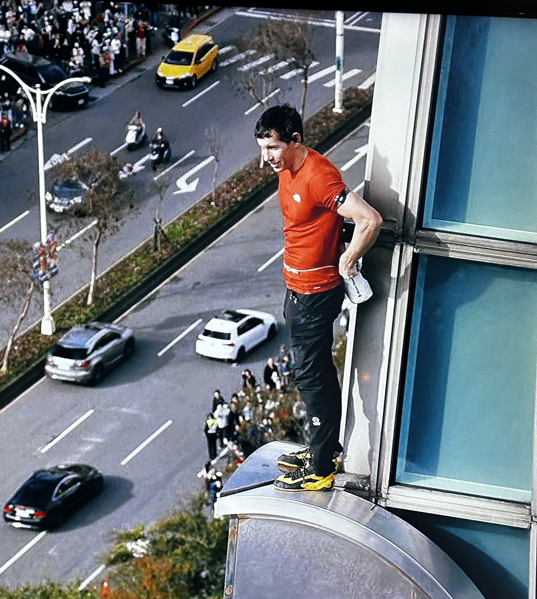 _mav_rick_'s tweet image. If y’all  have Netflix,  Alex Honnold is climbing a building right now .