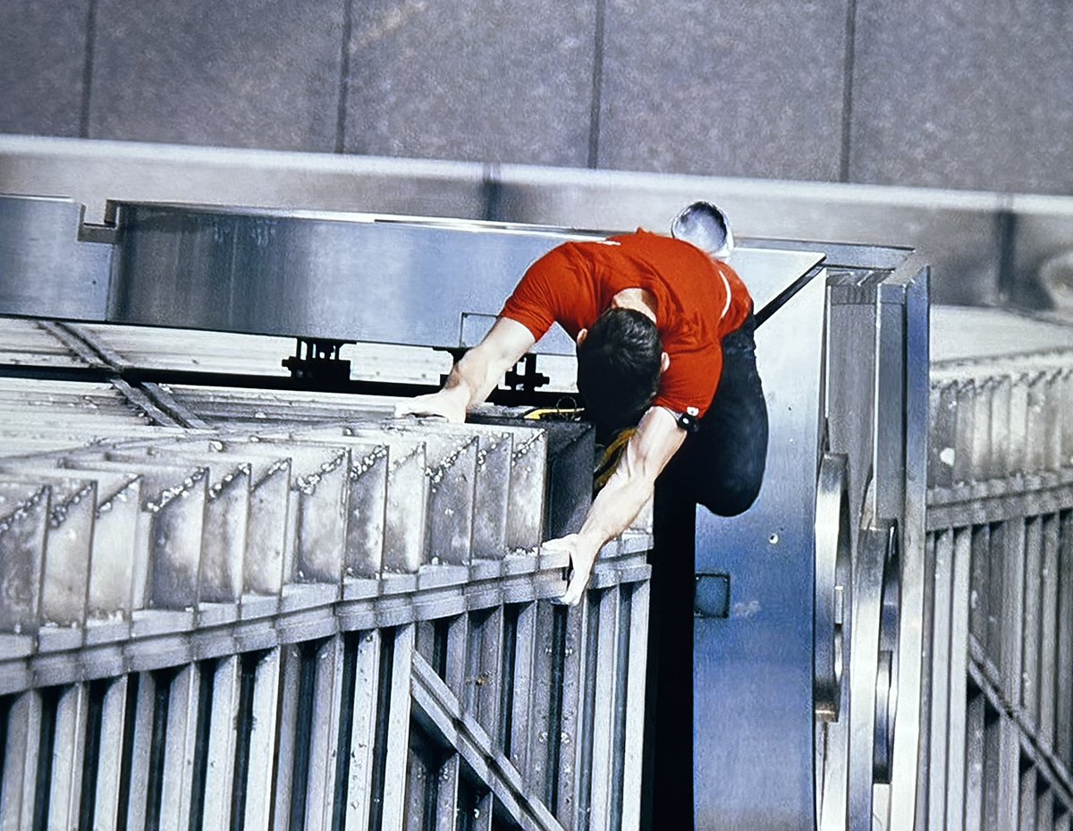 _mav_rick_'s tweet image. If y’all  have Netflix,  Alex Honnold is climbing a building right now .