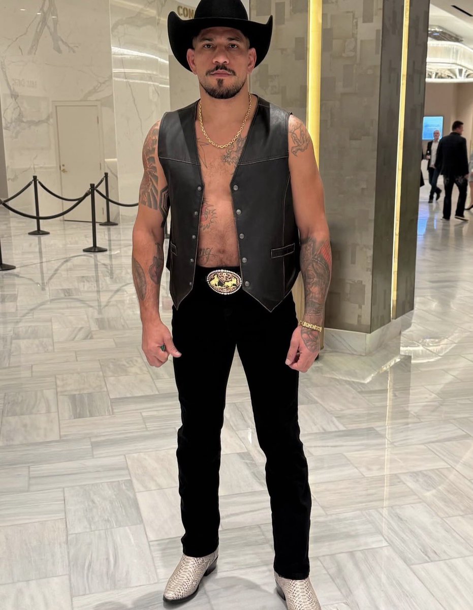 DovySimuMMA's tweet image. Alex Pereira #UFC324 outfit 🤔