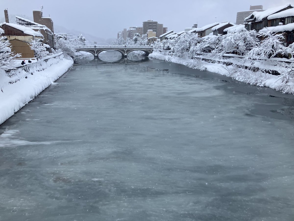 hokkokushimbun's tweet photo. 【凍った浅野川】
＃金沢　＃大雪　＃浅野川 https://t.co/iV96HYd6KR