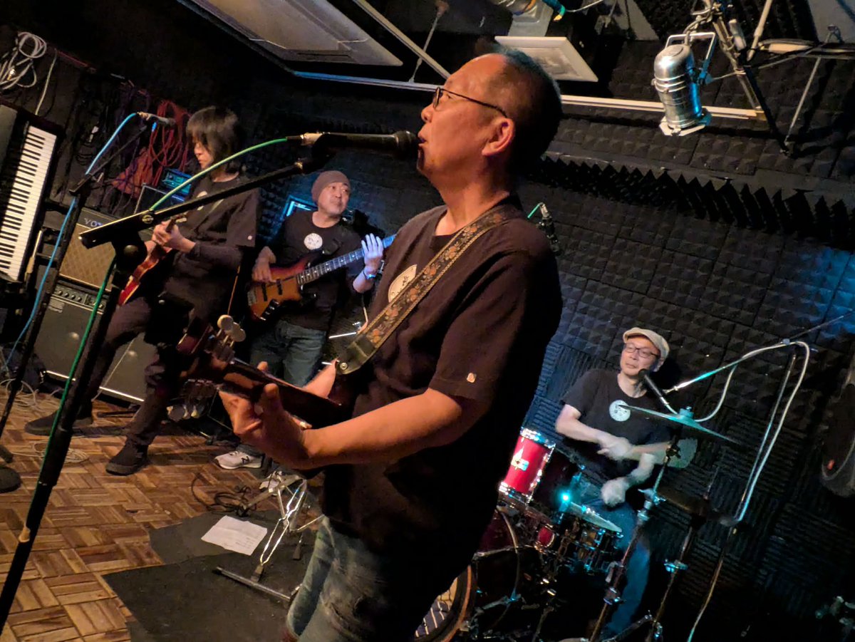 Band89403800's tweet photo. 昨日のライブ無事に終了しました

その場に居合わせた皆様
ホントにありがとうございました

またよろしくお願いします
次回は2/1こびとさんです

1/24 setlist
M1:Band現象
M2:行け！サラリーマン！
M3:虹
M4:雨男
M5:旭水園のおやっさん
M6:そうだ！ラーメン屋へ行こう！
〜reprise https://t.co/tWWdkEHe3Q