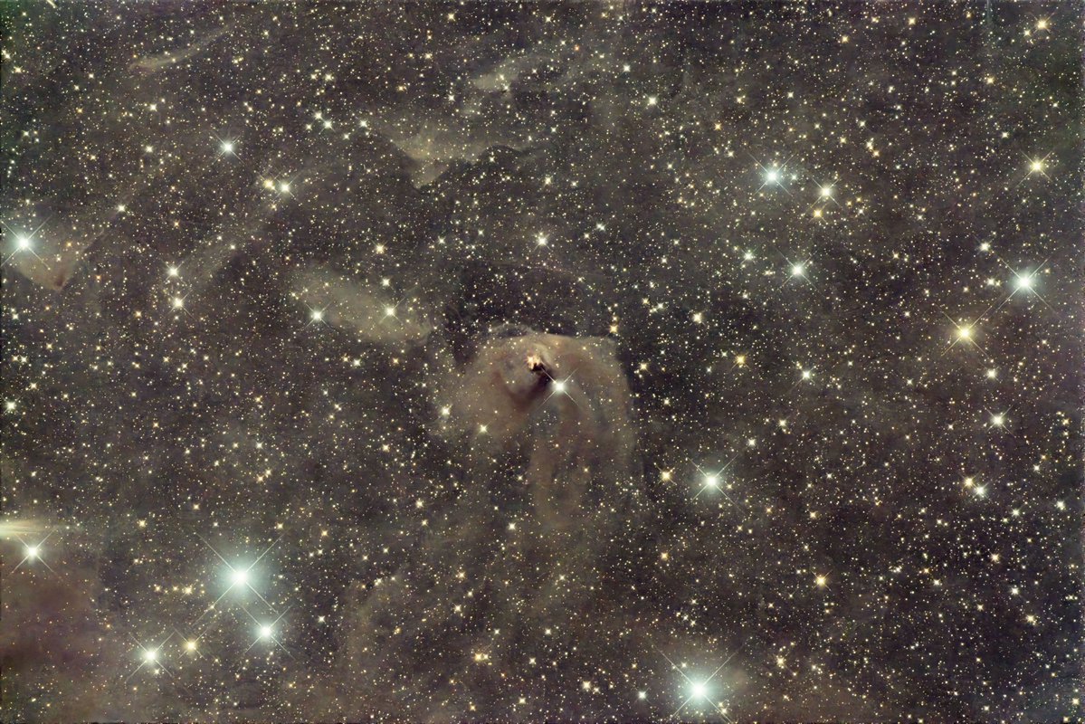 2026年1月17日に撮影した、NGC1555（おうし座）ハインドの変光星雲です。
撮影地　花立自然公園（茨城県）
タカハシe160ED＋エクスタンダー F5.0 800mm ZWO6200MCPro EM-200TEMMA2M
300sｘ24　Gain100　－20℃　オフセット70
PixInsight　BTX　Photoshop　TopazDeNoiseA