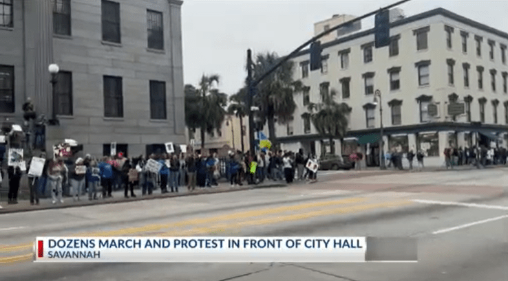 Anti-ICE protesters march down to City Hall | 94.1 The Beat | WSAV News 3 On Your Side 941thebeat.iheart.com/featured/wsav-…