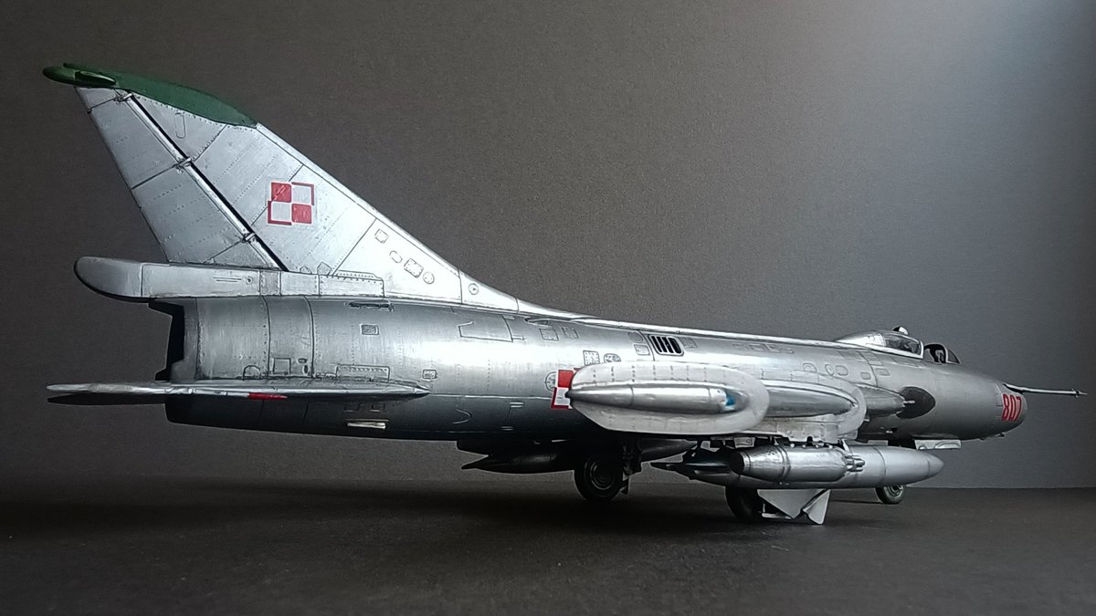 OEZ 1/48 SU-7BKL FitterAポーランド空軍
念願の初スホーイ完成です。チェコ製の大味なキットを8番で塗り上げてみました。デフォルメが効いていて正直実機よりカッコいいかも。