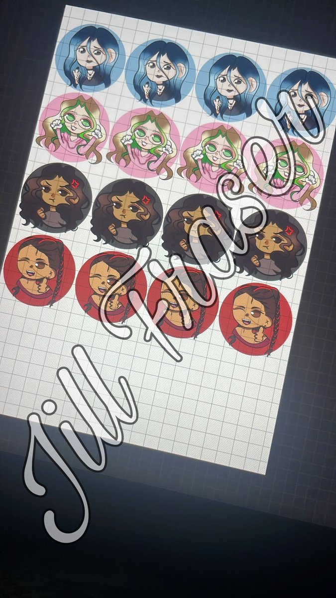 Estamos haciendo preparativos para la japan weekend de Madrid de este febrero y mis amigas (artistas ambas) me han hecho estos chibis daré estos chibis junto a unas pulseritas de Adomverso jiji 
<a href="/Reah_Ofi/">Reah🐥 #AmorDeOtroMundo❤️🐙</a> <a href="/Christerva/">Cristina Peña 🎙️ | Christerva 🌙🎃🎲</a> <a href="/LiliCross_/">Lili Cross ❤️‍🩹🌷</a> <a href="/kalimox0/">🌹 Kali 🌹 칼리모초 "Pifiadora experta"</a> <a href="/meieff/">mei | alba c. bonachera</a> 
#adom #adome #adoma #adomed +