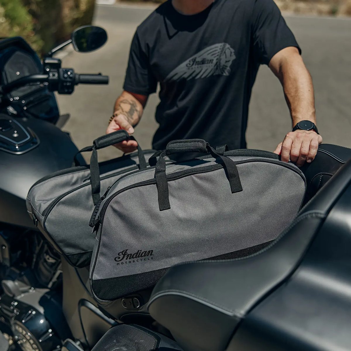 rvindianmotor's tweet photo. #インディアンモーターサイクル のフラットトップ・サドルバッグにジャストフィットするよう設計された、スピリットレイク サドルバッグ トラベルバッグ。上質な仕立てと高い実用性を両立したアイテムです。
 #インディアンと遊ぼう #インディアンで遊ぼう https://t.co/m9BEXuNWoH