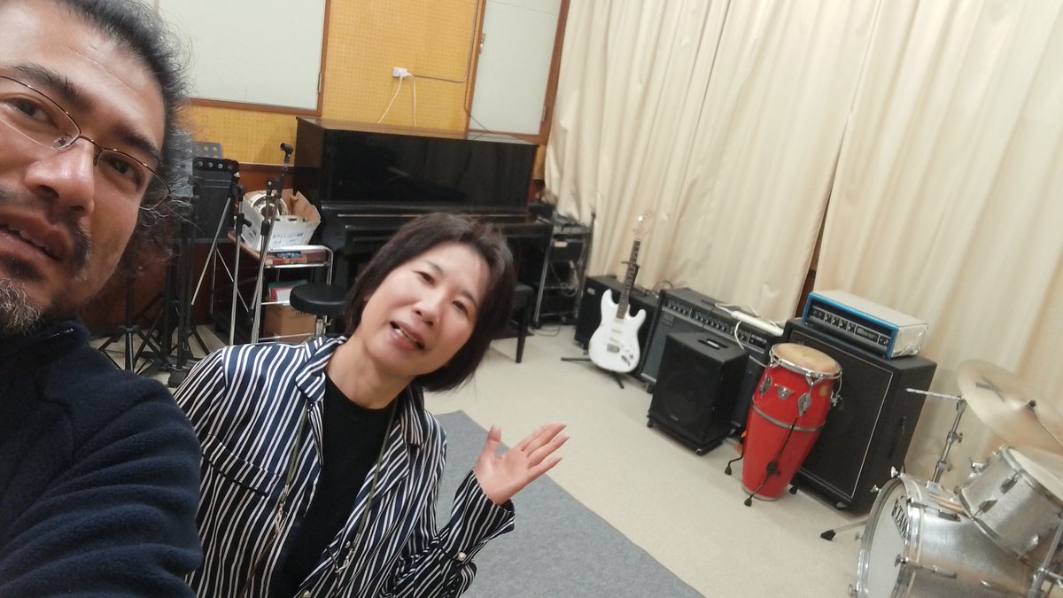 Suzuki_Studio_1's tweet photo. 海上監督スタジオの下見に来てくださり、色々と妄想を膨らませて頂いた模様。アイデアをお聞きできるのを楽しみにしています。その後、入口のカウンターでコーヒータイム。じっくりと話せて楽しかったです〜。お近くにお越しの際は、これといった用事が無くとも是非お立ち寄り頂ければ嬉しいです〜。 https://t.co/QCdRaU3NH5