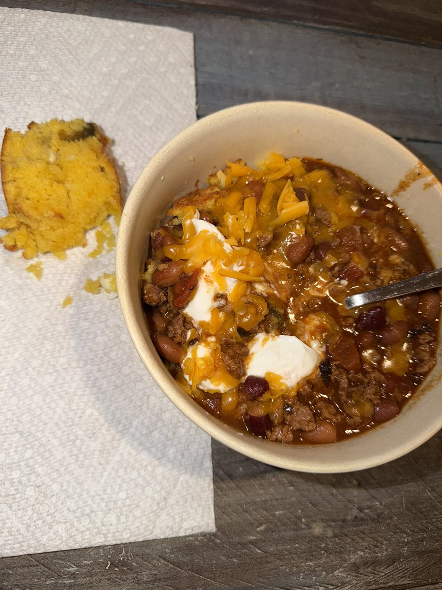 mikaylasmithwx's tweet image. Chili and Cornbread on this snowy night! ❄️

Since marrying an Oklahoman I’ve learned something crazy about how you guys eat chili. 
Who else grew up putting ketchup or mustard in their chili? 👀😅 from a Texan, I had NEVER seen that until recently. 
#chili #snowday #okwx
