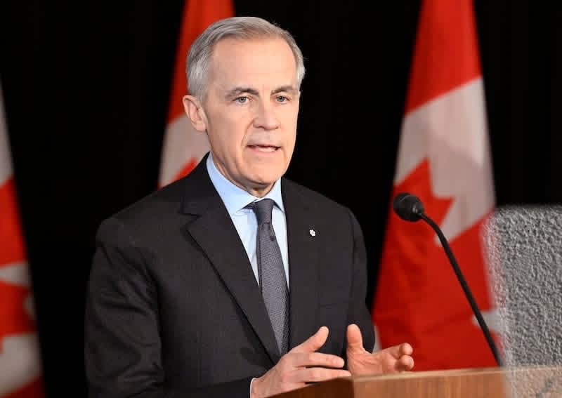 EloVeut's tweet photo. Carney, te souviens tu? 

Indépendantistes ou non, tous les Québécois devraient être outrés que Mark Carney ait tenté de réécrire un pivot tragique de notre histoire en le déguisant en noble moment de collaboration entre deux peuples. La bataille des Plaines d’Abraham en 1759 en a été une sanglante et fulgurante, bouclée en à peine 15 à 30 minutes, où les Britanniques ont perdu environ 58 à 61 morts et 600 blessés pour un total d’environ 658 victimes, tandis que les Français ont subi environ 644 à 716 pertes (morts et blessés) – sans oublier que les deux généraux en chef, Wolfe et Montcalm, y ont laissé leur peau dans les premières minutes du carnage. Cette bataille, ce n’est pas seulement des vies fauchées, mais la perte de ce qui aurait pu forger notre identité unique comme peuple et culture. 

Dois-je vous rappeler le traitement des Britanniques à l’endroit des Canadiens Français et de leurs alliés? 

Ils ont lancé la Grande Déportation des Acadiens dès 1755 – nos cousins francophones des Maritimes, déracinés par milliers (11 500 au total), séparés de leurs familles, entassés sur des bateaux où 5 000 sont morts de faim, de maladie et de naufrages, juste pour éliminer tout soutien aux Français. Et pour couronner le tout, en 1763, ils ont été jusqu’à offrir des couvertures infectées à la variole aux Amérindiens résistants à Fort Pitt, une arme biologique approuvée par Amherst pour les décimer. Loin d’un partenariat, c’était de l’oppression, de l’extermination, bref, une haine viscérale envers quiconque osait exister en français.

Depuis ce jour fatidique sur les Plaines d’Abraham, les Québécois préservent, non sans difficulté, leur langue, leur culture et leur unicité en se battant contre les coups bas répétés des Anglais, puis des fédéralistes (Meech, crise d’Octobre, etc).

Le discours du Premier Ministre était un des plus délibérément mensonger de l’histoire moderne.
Depuis le début de sa vie publique, Mark Carney méprise les Québécois, sans même s’en cacher, et qu’il ait encore du soutien dans notre province me dépasse complètement. 
Soyons fiers de notre histoire, de nos ancêtres, des combats menés (même si souvent perdus) et cessons d’accepter de nous faire passer pour des aplaventristes - ce que foncièrement, j’ai la conviction que nous ne sommes pas! 
#jemesouviens