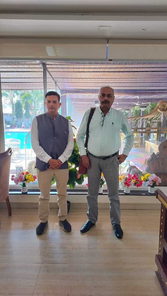 💥बुंदेलखंड में @aklfpcl  की प्रगति
AKLFPCL के प्रबंध निदेशक आदरणीय श्री उपनीत राजोरिया के नेतृत्व में पन्ना मध्य प्रदेश की कलेक्टर महोदया ऊषा परमार से भेंट कर कम्पनी द्वारा बुंदेलखंड क्षेत्र में बेरोजगार युवा भाइयों एवं बहनों के लिए चलाई जा रही गतिविधियों के बारे मेंजानकारी दी।
