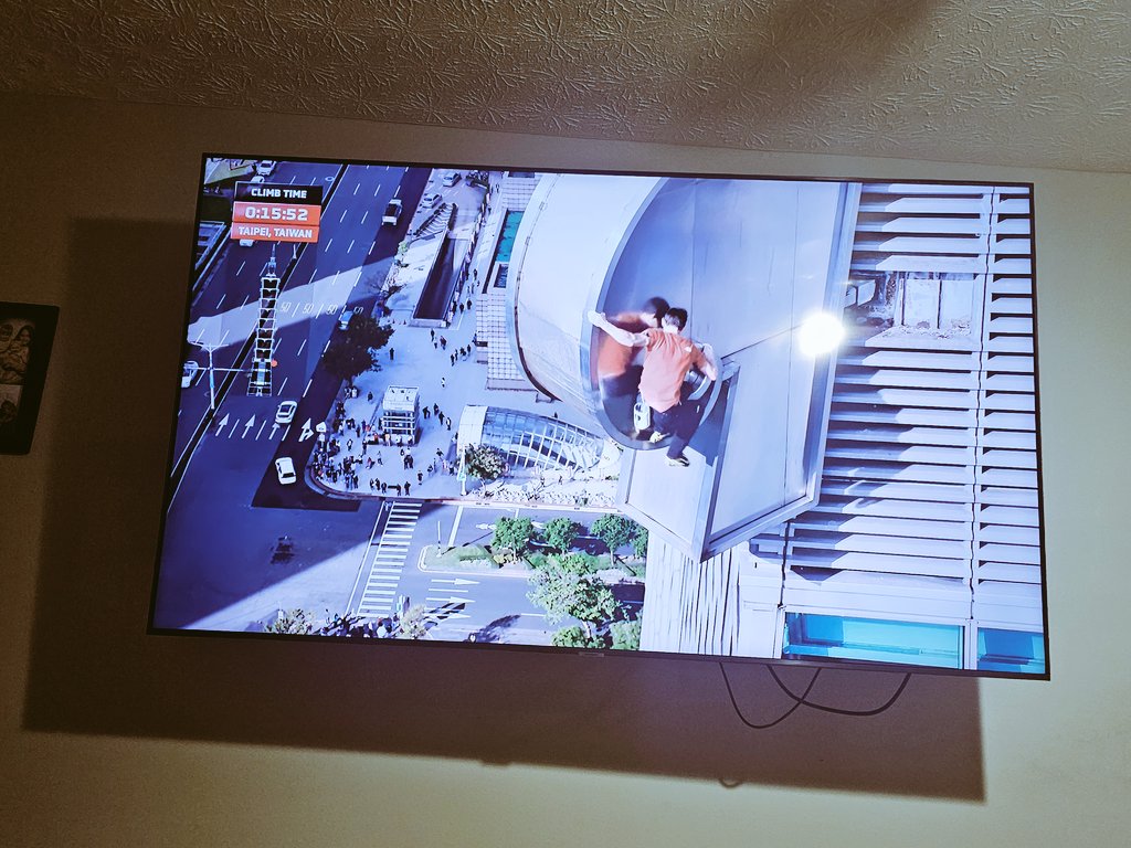 DarkDrgn's tweet photo. #skyscrapperlive
What do u do when it's a Saturday night, and you also love climbing.....you watch Alex Honnold do something crazy live!   Climbing Taipei 101!  #netflix https://t.co/Vpv6F33Vn8