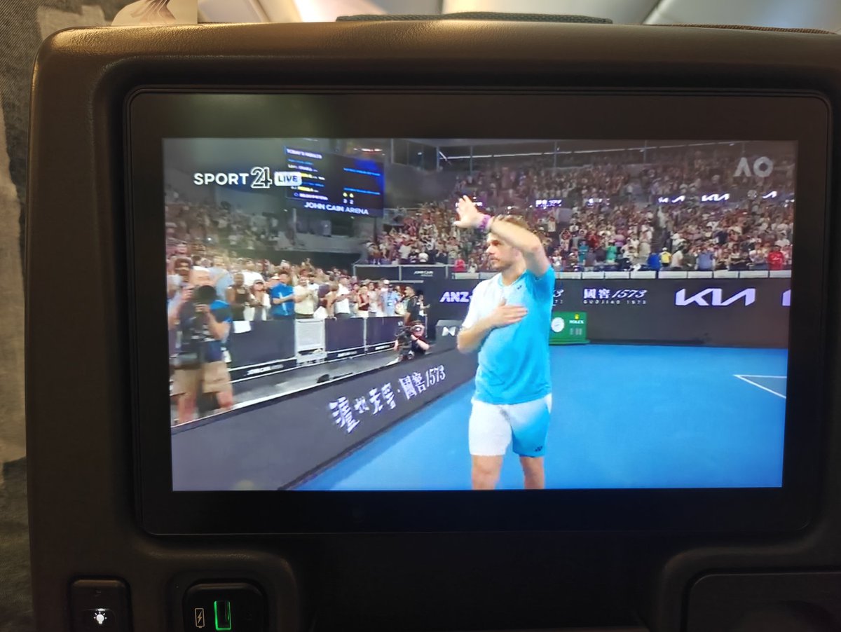mmm_maddy's tweet photo. Another reason why to fly @SingaporeAir when you can watch live tennis 33000 ft up ! Loving the atmosphere. 
Great work by @sport24live

Singapore airlines never #disappoints 
 #MySport24  @AustralianOpen https://t.co/BDWgKFZ9MH