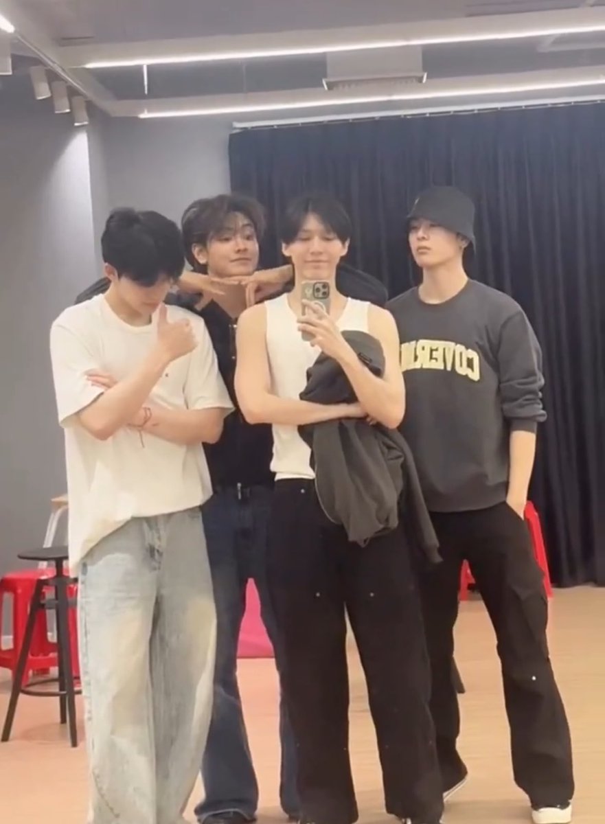 doublepjourney_'s tweet image. ตัวอักษรย่อ ป. วงแจสเปอร์ มีคิวเพราะ

เป็นประธาน GMM THEE V ✅
คนปล่อยคิวไม่ว่างควงเส้นอยู่✅✅✅

ดูเอาเถอะกรุงเทพเชียงใหม่ กิจกรรมร้อยแปด แต่ถ่ายรูปรายงานทุกสถานการณ์ครบ 🤧🥹🤟🏻

#ปอนด์ภูวินทร์ #PondPhuwin