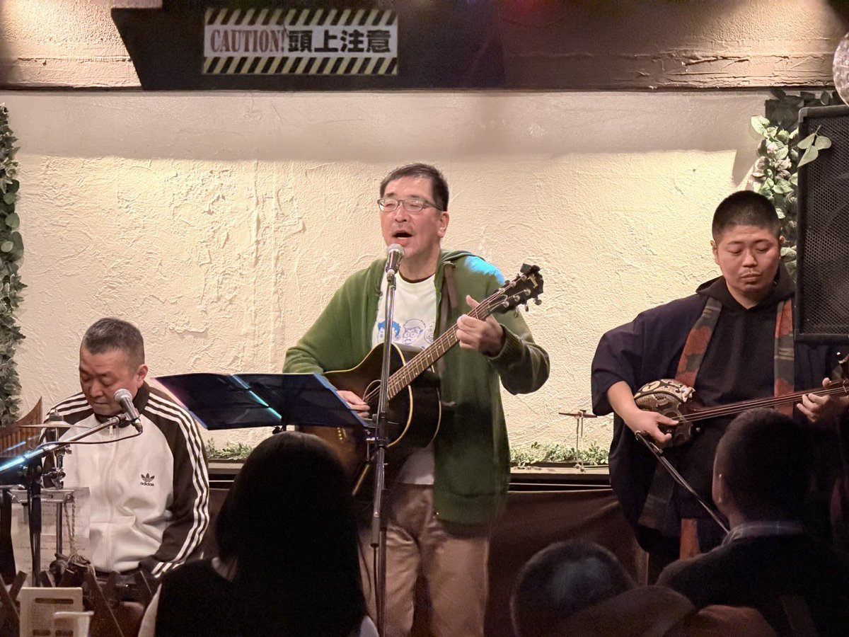 今月のライブ2本終了しました。
画像は人待ちの月でKazoo（和）くんと。

【1/11(日)のセット】
ALWAYS 
君は僕の友達
Walking in the rain 
人待ちの月
ラララのラブソング
あの街
HOME AGAIN 

#GuzzlePitt