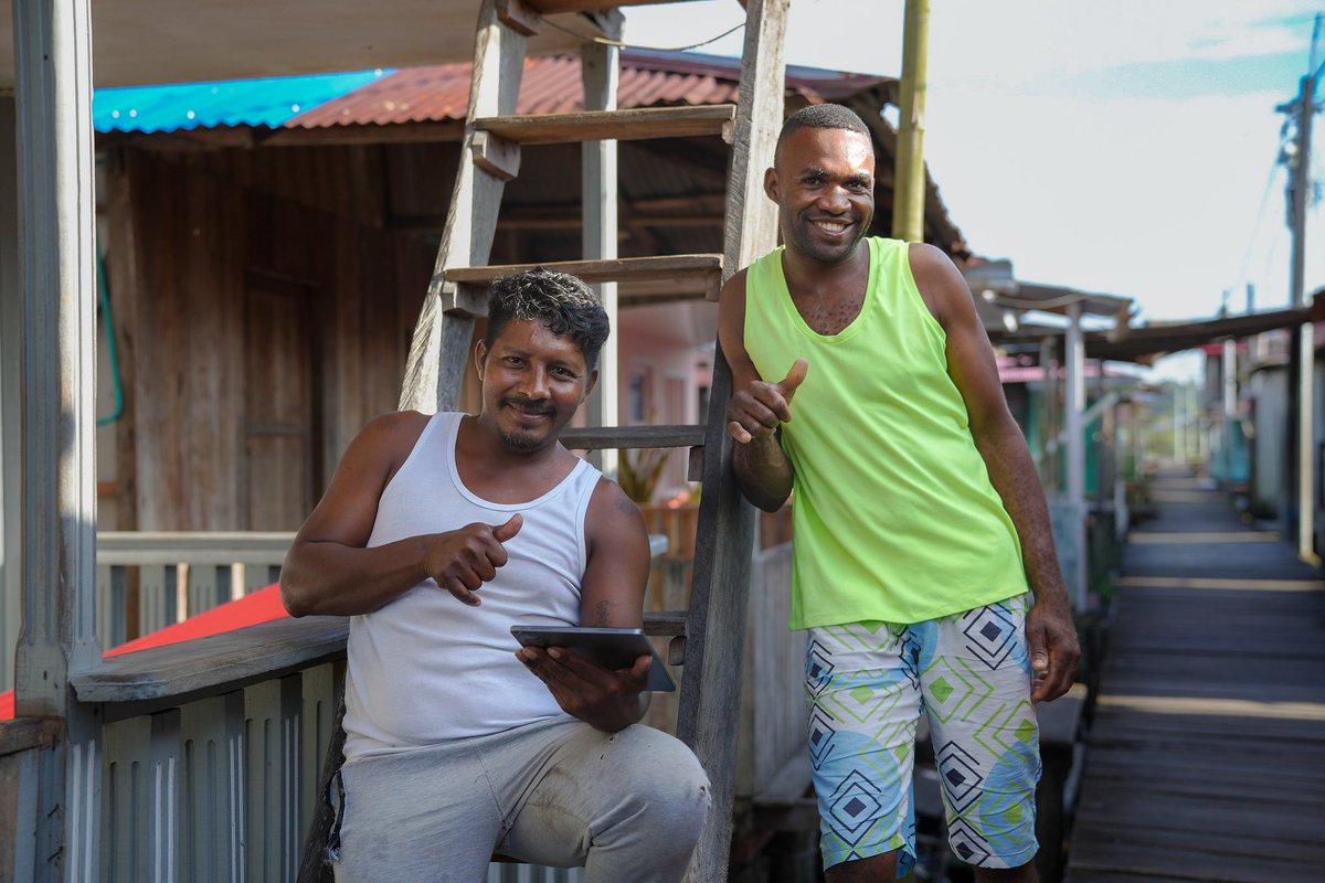 LuisAlfonsoEsc's tweet photo. ¡Chajal ya tiene conectividad digital! 🛜

Desde hace 100 días, esta vereda del municipio de Tumaco cuenta con un sistema de internet público y gratuito, con antenas satelitales y paneles solares, diseñado para garantizar conectividad continua incluso cuando no hay energía eléctrica.

Hoy la comunidad dispone de zonas Wi-Fi comunitarias que permiten comunicarse, estudiar, informarse y acceder a servicios básicos, cerrando brechas históricas de conectividad en el pacífico nariñense.

Cuando la tecnología llega al territorio, se convierte en oportunidades para el cuidado de la vida, la transformación y el desarrollo de #Nariño. 💙