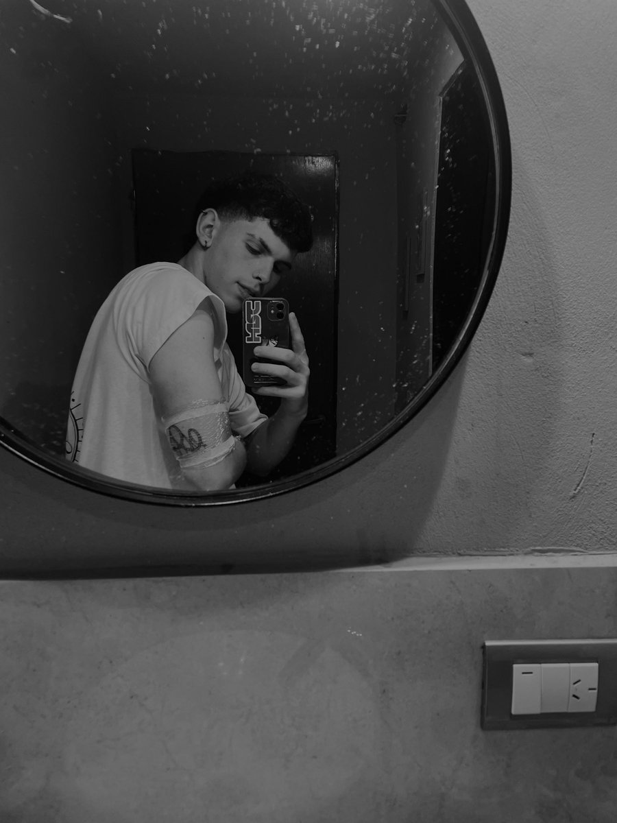nachitoGiner's tweet photo. Como explicarlo? ver ese tatuaje me recuerda que sos ese dolor nostálgico del cual no me arrepiento pero tampoco quiero volver a sentir.
De todas formas el destino pone las cosas en su lugar, todo parte por parte, como corresponde ser. 
Sabores amargos? No!, solo lindos recuerdos https://t.co/wI3SS5Nu0S