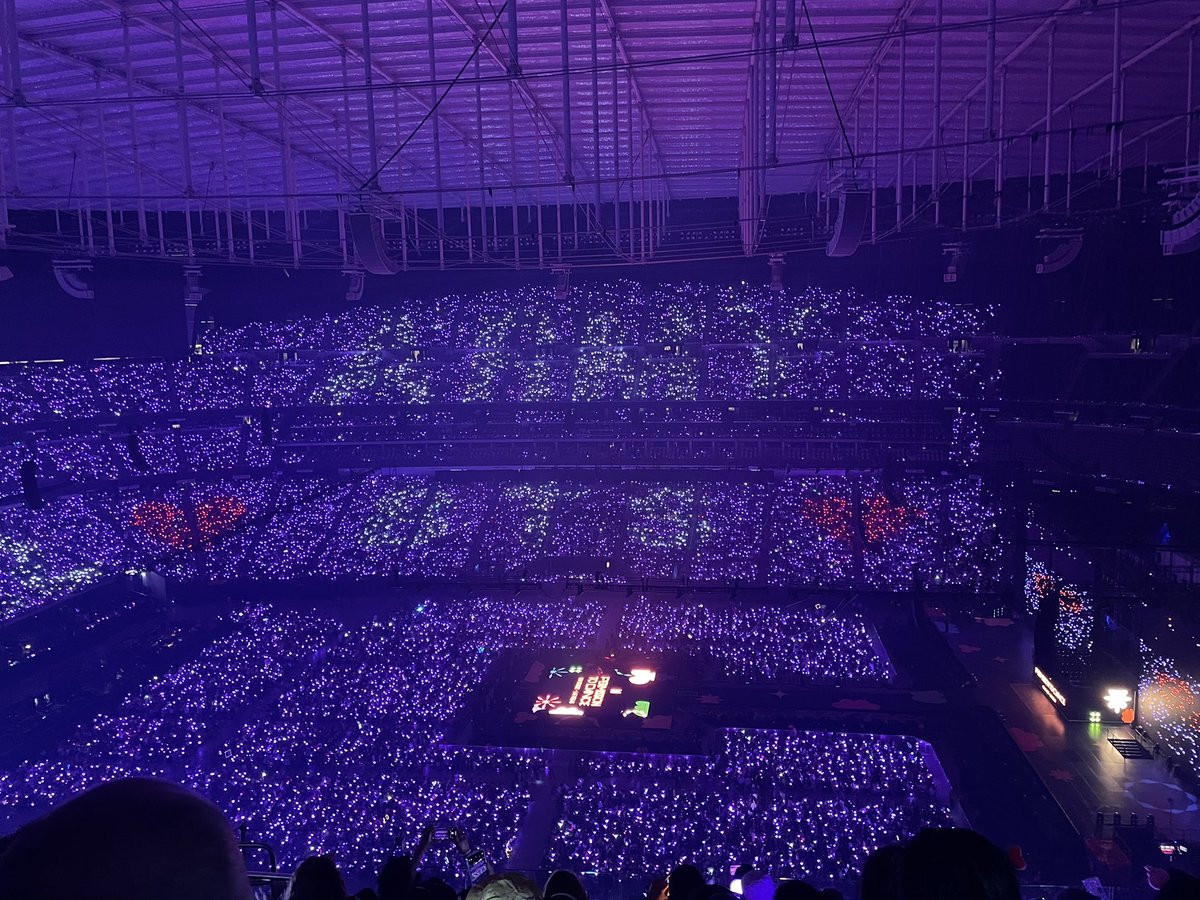 http_lovelee's tweet photo. i had nosebleeds for ptdlv and it was so fun! my fav part was getting to see a full stadium of fans and all the army bomb formation things! https://t.co/2Wx18fxCz3