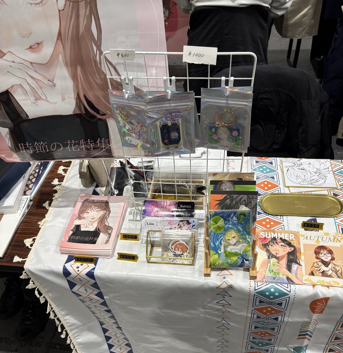 mumi_633's tweet photo. 設営完了致しました
今回は過去のグッズが多いですが、参加いたします！
原画色紙も追加で描きますので良ければ覗きに来てくださいませ🌸

一番端の列、  Q-75  でお待ちしております
 #関西コミティア75 https://t.co/tkwwnhboQq