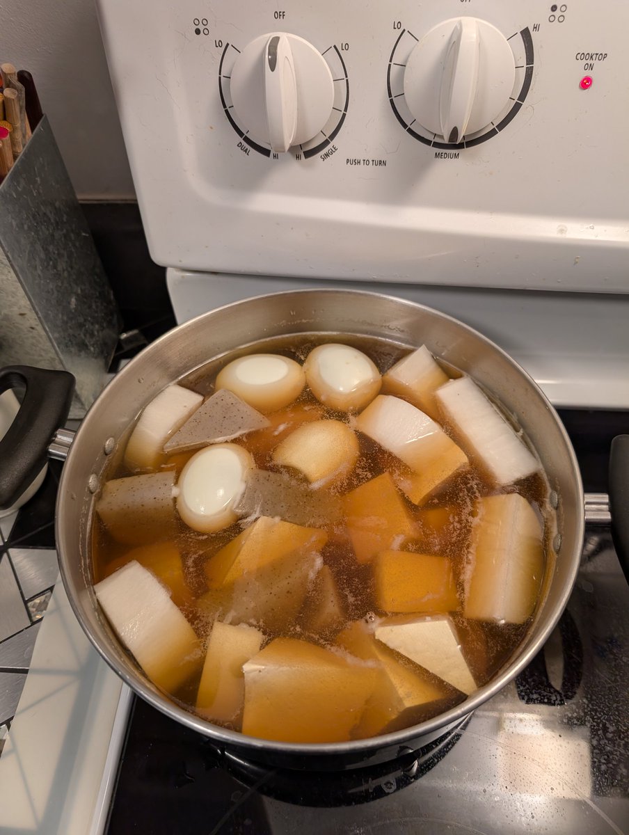 あんまり寒い🥶からこんな時間だけどおでん作り始めました