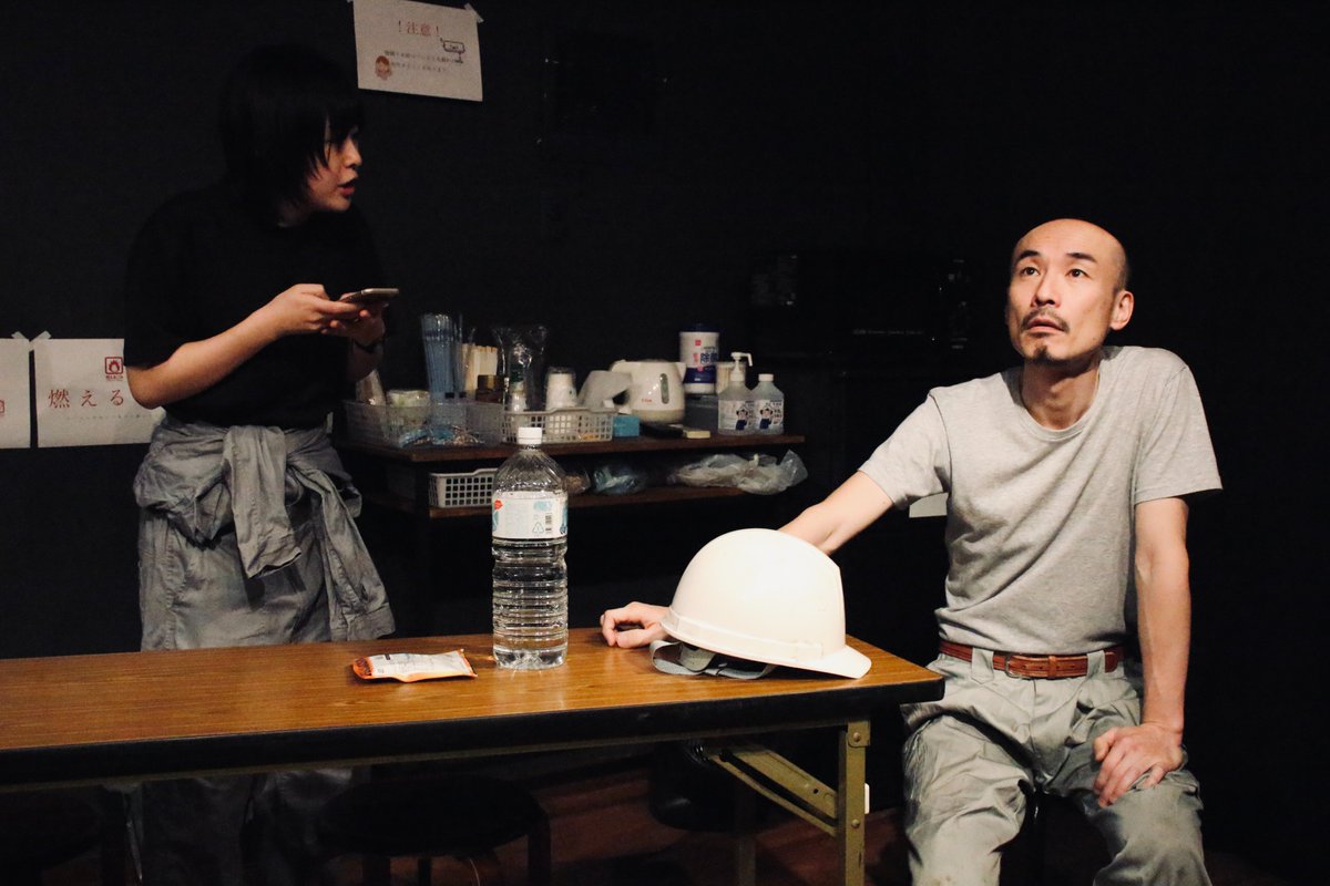 247lavo's tweet photo. 【舞台写真公開！】
24/7lavo「#土砂降りの太陽」
舞台写真を公開します。
トンネル工事現場の休憩室を舞台にした現場劇。
小スペースでぎゅぎゅっとした純粋な会話劇をお届けします。
公演は明日1/26までです！
#にーらぼ
https://t.co/nRRAtBs2tM https://t.co/c7IVUlLbV1