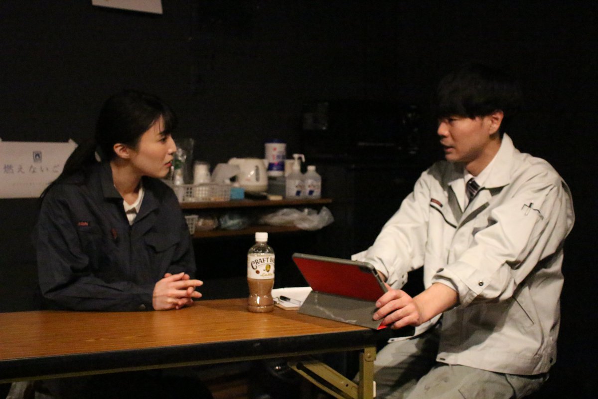 247lavo's tweet photo. 【舞台写真公開！】
24/7lavo「#土砂降りの太陽」
舞台写真を公開します。
トンネル工事現場の休憩室を舞台にした現場劇。
小スペースでぎゅぎゅっとした純粋な会話劇をお届けします。
公演は明日1/26までです！
#にーらぼ
https://t.co/nRRAtBs2tM https://t.co/c7IVUlLbV1