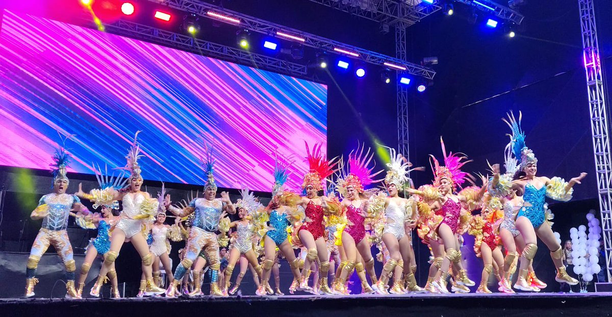 RadNalCo's tweet photo. #Regiones 🇨🇴  En Barranquilla se vive la Fiesta de Comparsas con la presentación de 103 grupos, cada uno con apenas cuatro minutos para conquistar al público.

Comparsas de Barranquilla y de municipios del Atlántico, Sucre y Bolívar deslumbran con vestuarios de fantasía, brillo y coreografías impecables, buscando los puntajes más altos en su camino hacia el anhelado Congo de Oro.