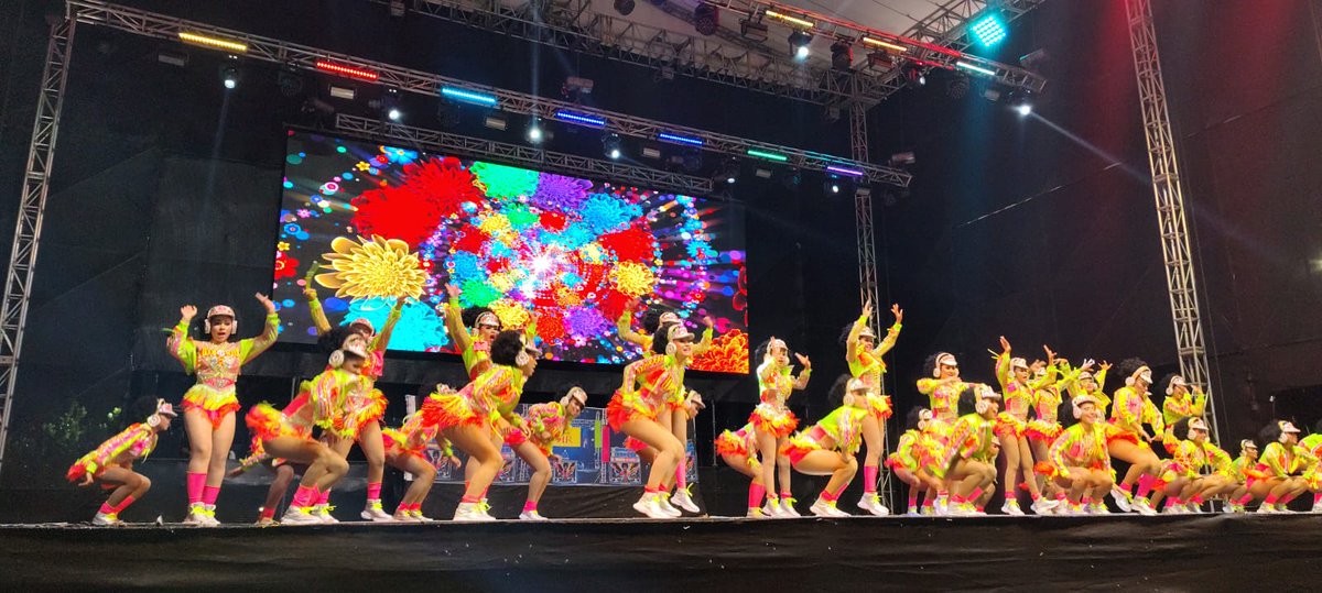 RadNalCo's tweet photo. #Regiones 🇨🇴  En Barranquilla se vive la Fiesta de Comparsas con la presentación de 103 grupos, cada uno con apenas cuatro minutos para conquistar al público.

Comparsas de Barranquilla y de municipios del Atlántico, Sucre y Bolívar deslumbran con vestuarios de fantasía, brillo y coreografías impecables, buscando los puntajes más altos en su camino hacia el anhelado Congo de Oro.