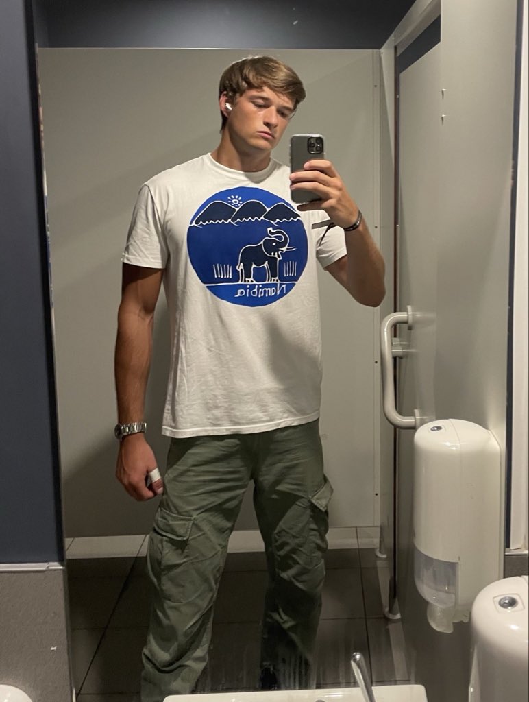 ugomrcl's tweet photo. fully clothed so you probably won’t say hi 😞 https://t.co/dsM4IGyImk