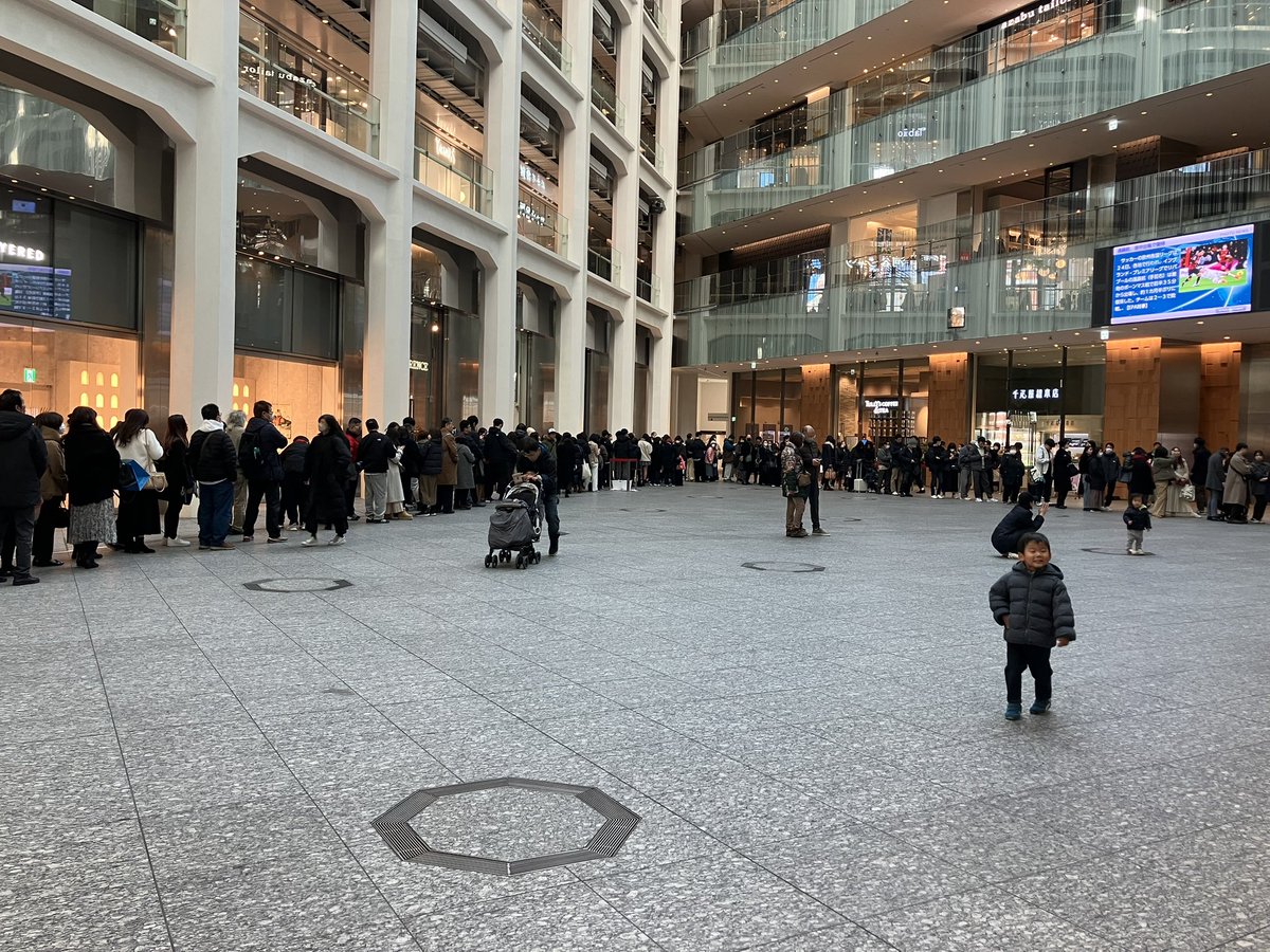 Cristoforou's tweet image. 何この列？Kitte丸の内に崩壊寸前の社会主義国みたいな列できてるんだけど。