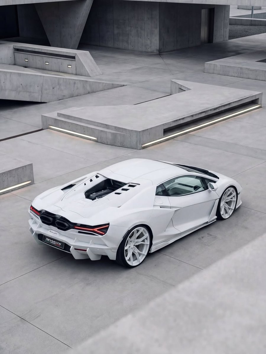 TheAutoHub's tweet image. Revuelto got snowed in