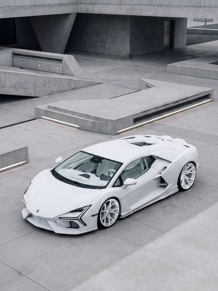 TheAutoHub's tweet image. Revuelto got snowed in