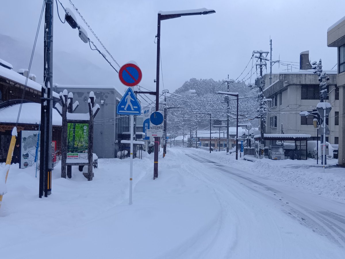 1/25 10:30現在 智頭町は30㎝以上の積雪があります。 JR因美線は本日