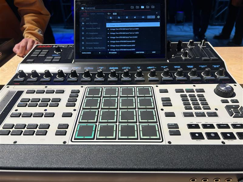ishibashichamz's tweet image. 【御茶ノ水本店 NAMMSHOWリポート】

こちらは先日発表&amp;amp;発売！AKAIより「Professional MPC XL」登場！
大人気シリーズ「MPC」の改良版とも言うべきモデル。柔軟かつ直観的な操作等魅力溢れる1台です！
#AKAI
#NAMMSHOW
#NAMMSHOW2026