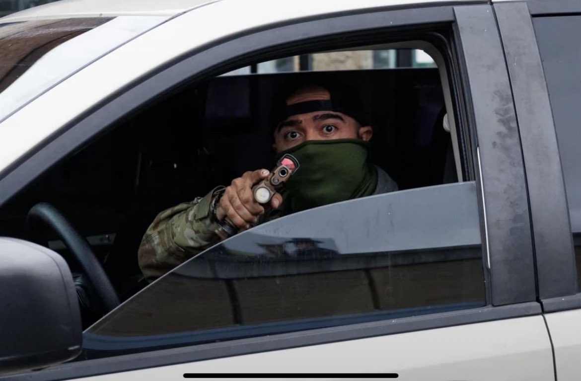AngelVazquez40's tweet image. 🇺🇸 Agente de ICE en Chicago apuntando con una pistola a un civil que le tomó una fotografía.

Este es uno de los malditos nazis de Trump.