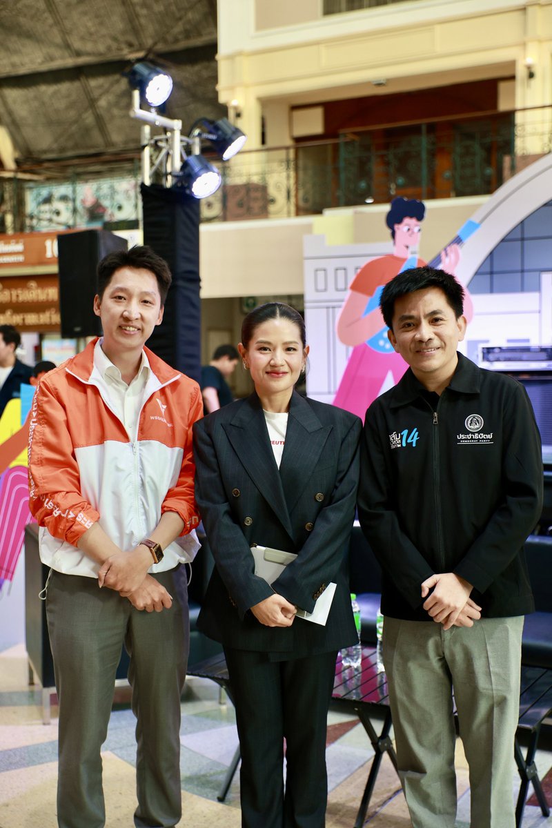 napatpple's tweet photo. [ เสวนา “การอ่านในทุกพื้นที่ของชีวิตเมือง” ]
.
ผมเข้าร่วมเสวนา “Read Everywhere: การอ่านในทุกพื้นที่ของชีวิตเมือง” จัดโดย TK Park ร่วมกับผู้สมัคร สส. จากต่างพรรค
.
เนื้อหาหลักจากวงเสวนาเป็นการพูดคุยถึงแนวทางการผลักดันส่งเสริมให้พื้นที่สาธารณะเป็นพื้นที่สำหรับการอ่าน ซึ่งการไปถึงจุดนั้น ผมชี้ชวนให้เห็นถึงปัญหาของวัฒนธรรมการอ่านในปัจจุบัน 3 ข้อ คือ
.
1. เราต่างเป็นผลผลิตของระบบการศึกษาไทย ที่ไม่สามารถสร้างวัฒนธรรมการอ่านแก่เยาวชน แม้สมัยหนึ่งจะมีหนังสืออ่านนอกเวลาในหลักสูตรการศึกษา แต่หนังสือยังคงเป็นยาขมมากกว่าจะเป็นกิจกรรมพักสมอง จนกระทั่งปัจจุบัน หนังสืออ่านนอกเวลาไม่เป็นสิ่งบังคับบรรจุในหลักสูตรอีกต่อไป
2. หนังสือราคาสูงมาก ซึ่งเป็นปัญหางูกินหาง เมื่อหนังสือราคาสูง การซื้อหนังสือหนึ่งเล่มเป็นเรื่องตัดสินใจยากขึ้น > ผู้อ่านลดลง จำนวนพิมพ์ต่อครั้งลดลง > ต้นทุนการผลิตหนังสือสูงขึ้น ในท้ายสุดยิ่งทำให้หนังสือเป็นสิ่งที่คนทั่วไปยากจะเข้าถึง
3. คนไทยไม่มีเวลามากพอสำหรับกิจกรรมผ่อนคลาย จากการใช้เวลาส่วนใหญ่ของวันไปกับการงาน และอีกส่วนกับการเดินทาง งานอดิเรกเป็นสิ่งที่เกินฝันสำหรับบางคน หนังสือเป็นเรื่องไกลตัวไปในที่สุด
.
การจะทำให้พื้นที่เมืองเป็นพื้นที่สำหรับการอ่านนั้น ผมให้ความเห็นว่าต้องทำไปพร้อมกัน ทั้งการพัฒนาพื้นที่ของเมืองให้เหมาะสมแก่การอ่านหนังสือ (บรรยากาศ ความปลอดภัย ฯลฯ) ขณะเดียวกันก็ต้องมีแนวทางส่งเสริมวัฒนธรรมการอ่านให้เกิดขึ้นจริง เพื่อเพิ่มนักอ่านเข้าระบบนิเวศอุตสาหกรรมหนังสือ เพิ่มอุปทานให้การผลิตต่อครั้งมีจำนวนมากขึ้น
.
นโยบายส่งเสริมอุตสาหกรรมหนังสือ พรรคประชาชน ซึ่งผมมีส่วนร่วมในการออกแบบมุ่งเน้นการส่งเสริมอุตสาหกรรมไปพร้อมกัน 2 ด้าน ทั้งการให้เอกชนเข้ามากำหนดยุทธศาสตร์ร่วมกับภาครัฐ และการทำให้พื้นที่ห้องสมุดซึ่งเป็นทรัพยากรที่มีจำนวนมากทั่วประเทศ เป็นพื้นที่ที่มีชีวิต สามารถเพิ่มจำนวนพิมพ์ให้หนังสือ และสร้างวัฒนธรรมการอ่านไปได้พร้อมกัน
.
ผมยืนยันว่าหนังสือคือรากฐานของทุกสิ่ง ของการคิด วิเคราะห์ ต่อยอดอีกมหาศาล การลงทุนเพื่อสร้างประชากรคุณภาพผ่านการส่งเสริมวัฒนธรรมการอ่าน เป็นสิ่งที่ภาครัฐควรให้ความสำคัญอย่างที่สุด
.
#ณพัฎน์เบอร์6 
#กทมเขต24 
#ธนบุรี #คลองสาน #ราษฎร์บูรณะ 
.
ผลิตโดย: นายณพัฎน์ จิตตภินันท์กัณตา
ที่อยู่: 139 ถ.เจริญรัถ แขวงคลองต้นไทร เขตคลองสาน กทม. 10600
จำนวน 1 โพสต์ ตามวันเวลาที่ปรากฏ