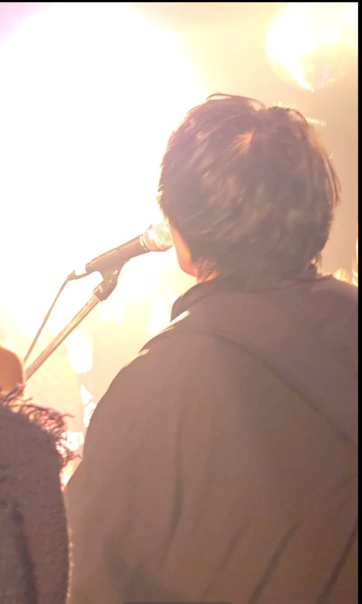 TAeYaWyQhDGxWP4's tweet photo. 昨日の撮影オッケーのとこどこも切り取れないからスクショ貼っときます!立ち位置的に肉眼では全員チラチラ見えてるけどほぼヒジカタさんと上村さんの後頭部しか映ってなかった😅
TH-R HALLもっともーっと盛り上がっていくと良いなぁ🤗
#ドラマチックアラスカ
#ゼロキョリワンマン
#THRHALL https://t.co/zAbzD5FEA6