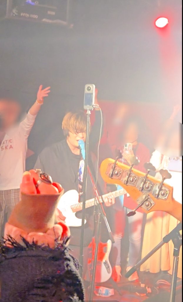 TAeYaWyQhDGxWP4's tweet photo. 昨日の撮影オッケーのとこどこも切り取れないからスクショ貼っときます!立ち位置的に肉眼では全員チラチラ見えてるけどほぼヒジカタさんと上村さんの後頭部しか映ってなかった😅
TH-R HALLもっともーっと盛り上がっていくと良いなぁ🤗
#ドラマチックアラスカ
#ゼロキョリワンマン
#THRHALL https://t.co/zAbzD5FEA6