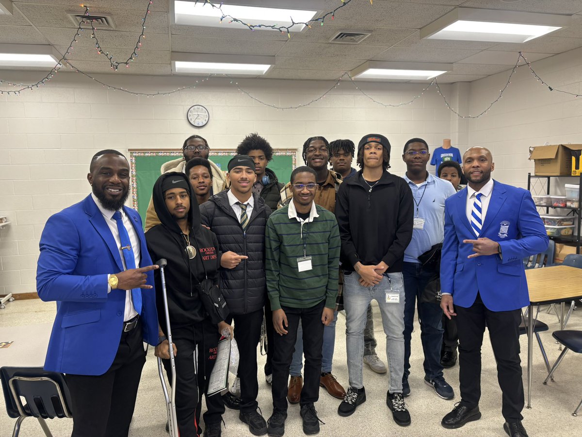 BryceMitchell21's tweet image. Today, my brothers of @pbs_1914 and I had the opportunity to present at the African American Male Summit for @vbschools. We had great conversations with the students about staying sharp &amp;amp; staying solid 📚

#LetsGetIt ✊🏾