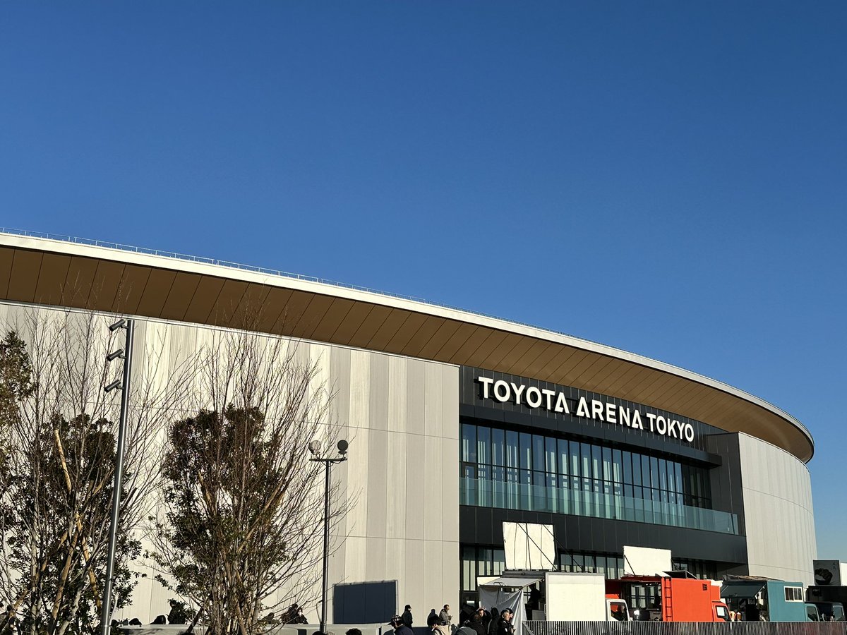 kamome_n7's tweet photo. 今回は金銭的理由で東京1日目のみ
冬はコートの置く場所に困りますね
たまたま大きいトートなので助かりました
そんなトートもジャンプで踏みまくり
足跡だらけ（笑）

ライブは天空席でしたが
元気沢山いただけました(*ﾟ▽ﾟ*)

今日は最終日
参戦される方は楽しんできてください。

#LIVE_VISION https://t.co/18SZWmO9c1