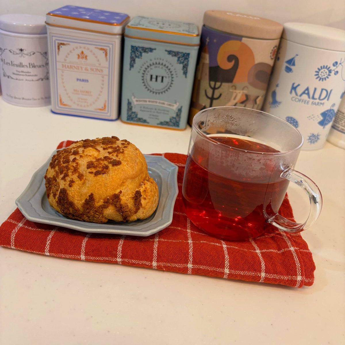_g6472's tweet photo. 息子と夫をスイミングに送り出しておはようティー🫖
ジークレフのサバラガムワ　シーズナル　ビタナカンダ農園とビアードパパ

#茶好連 https://t.co/ugmHQPkmUg