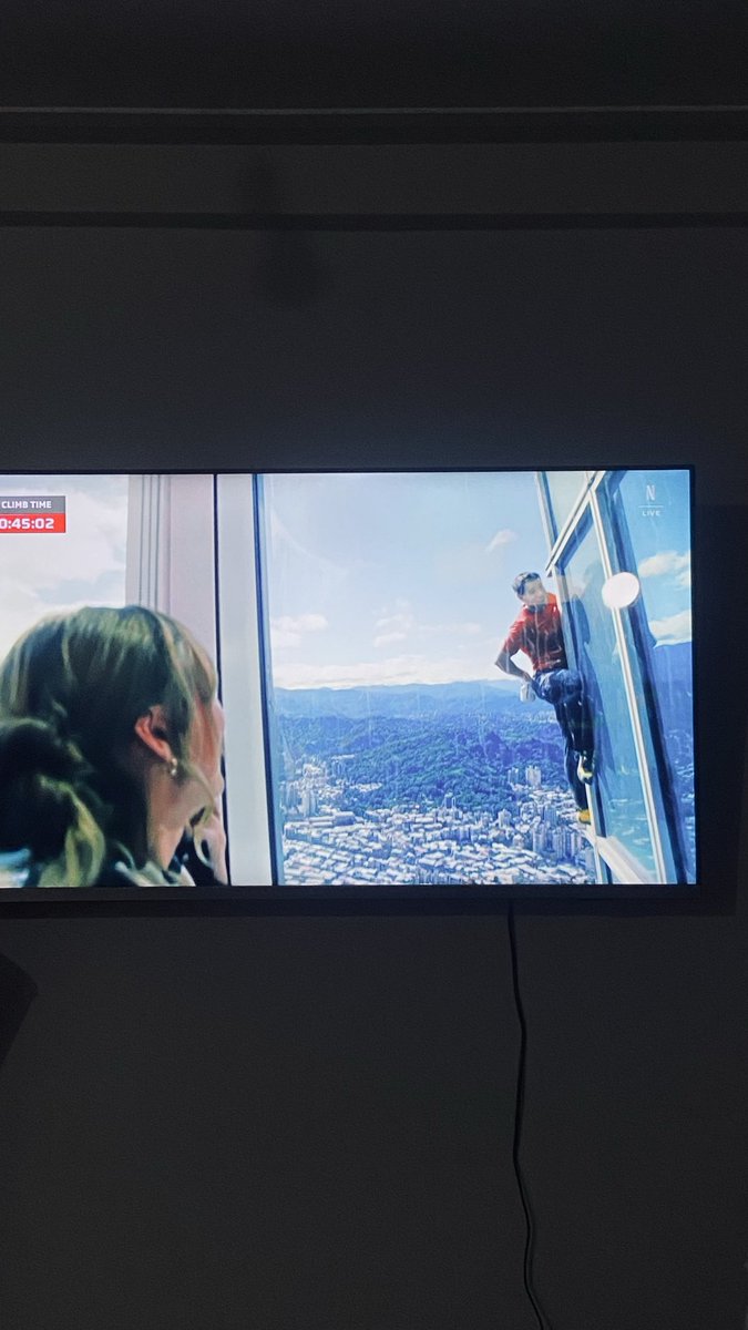 La mujer mirandolo es tremendo! Yo un nervio encima veo que el viento aumenta más a esas alturas
 #SkyscraperLIVE