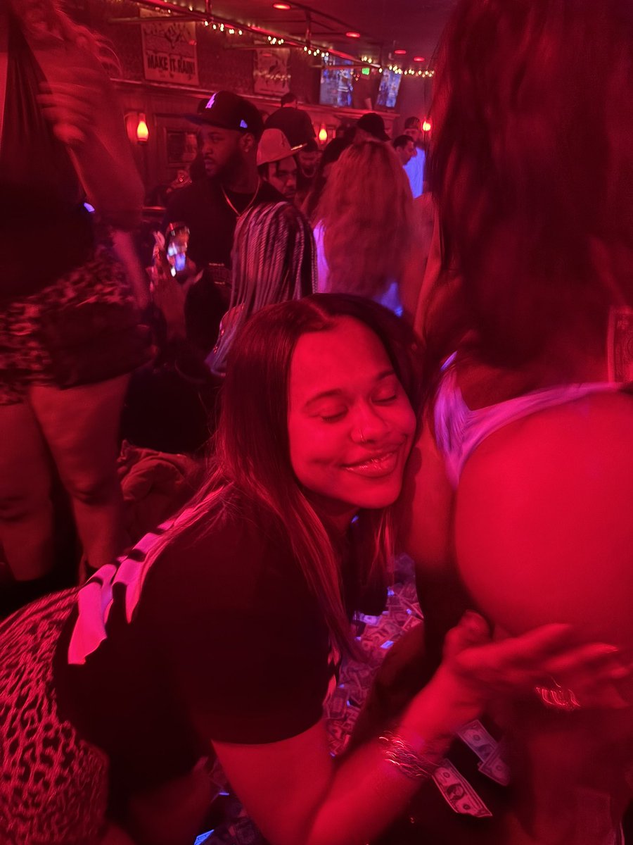 Brookebeezy's tweet image. I can’t hit the booty club I be fallin in love !