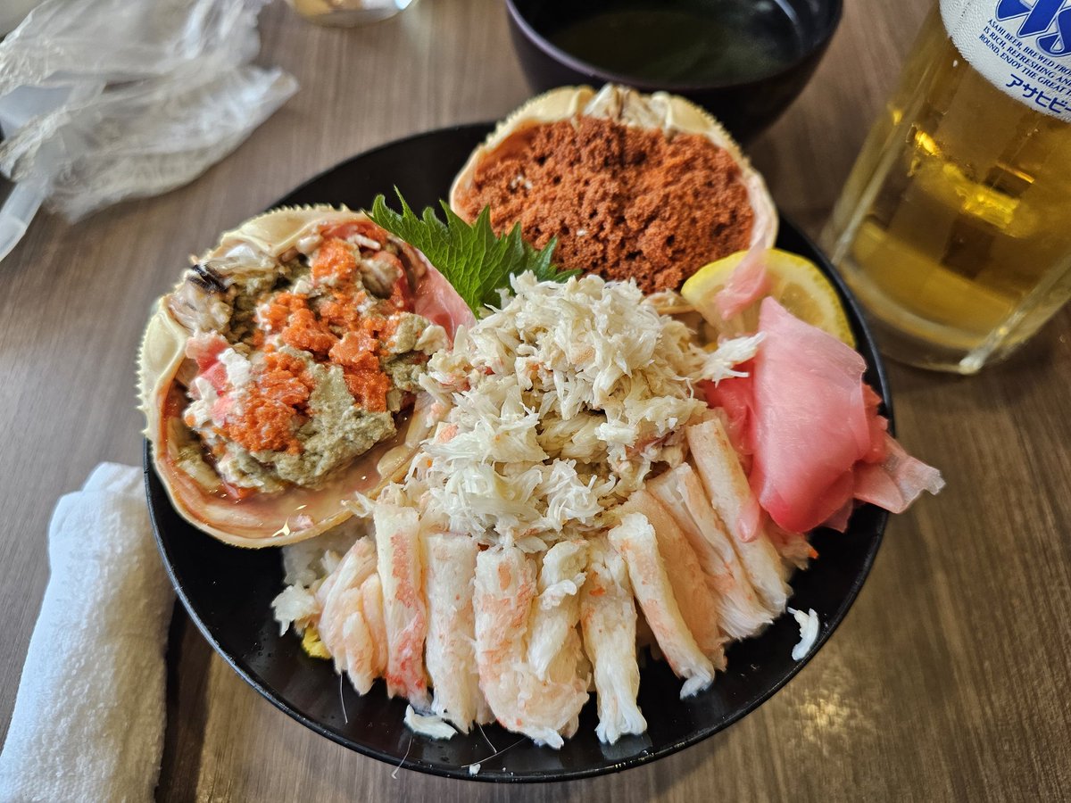 sun_spirits's tweet photo. 商工会役員、職員達と慰安旅行で松葉カニと外湯巡りで有名な城崎温泉へ。
同じ兵庫県とは思えない豪雪にビックリ。
今年は豊漁のようで、カニを心行くまで堪能しました。
温泉の泉質も最高でした。
いつも会員の皆様の為に頑張る同志と過ごす時間は、掛け替えの無いものですね。 https://t.co/FTH8Dty3iu