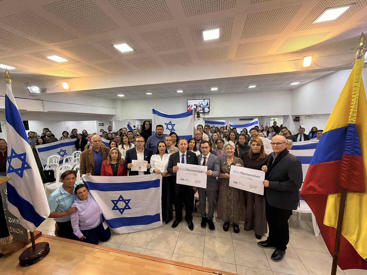 RabinoGarmon's tweet photo. Gracias 🙏 Colombia 🇨🇴 por tanto amor por Israel 🇮🇱
#we_remember @WeRememberShoah
@yovelenlaweb @CapitanKaplan @colombia_israel
Buena semana a todos! https://t.co/vPdkJATAyU