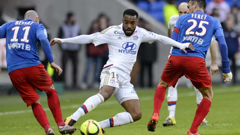 Le saviez-vous ? 🤔

Jean-Pierre Papin est le joueur ayant le plus marqué contre le SM Caen avec 9 buts. ⚽

Derrière avec 7 buts, nous retrouvons Ilan, Robert Malm, David Ginola, Loïc Rémy, Florian Thauvin, Kylian Mbappé et Alexandre Lacazette. ⚽