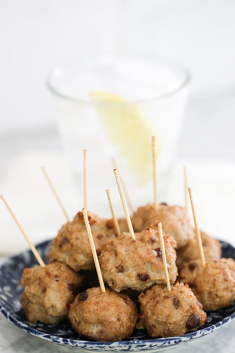 AnnaVocino's tweet photo. Forecast: 100% chance of meatballs. ☁️🍝Tiny, mighty, and ready to steal the party—these mini meatballs from Eat Happy Too are your new go-to crowd-pleaser.
Grab the recipe here: https://t.co/h8LXJIg2er
#EatHappyToo #MeatballMagic #TinyButTasty https://t.co/DtLzPh24nJ