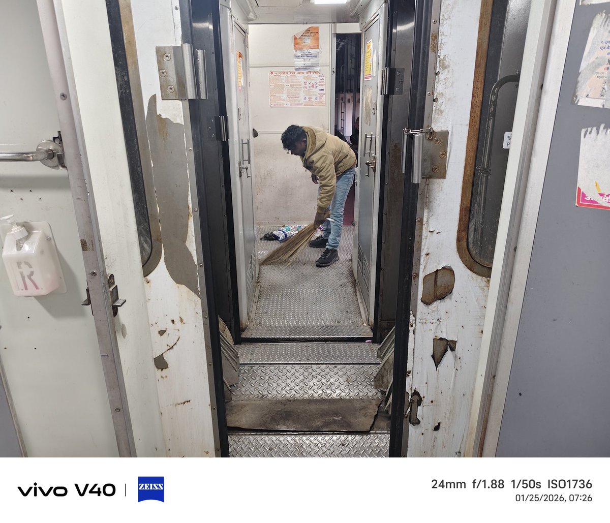 देश आजादी के नाम पर अमृत भारत ट्रेन की कंडीशन आप देख सकते हैं माननीय रेलवे मिनिस्टर अश्विनी  साहब 15562 अंदर की कंडीशन दिख नहीं सकते कोच नंबर S2 में पानी तक नहीं टॉयलेट गंदा सफाई करने वाला कोई नहीं, टॉयलेट  जाए तो जाएगा कहां ?
<a href="/AshwiniVaishnaw/">Ashwini Vaishnaw</a> <a href="/RailwaySeva/">RailwaySeva</a>