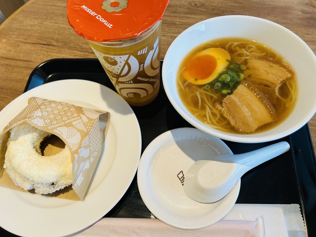 腹ペコで駆け込んだミスド。。🍩🍜
台湾風ラーメン美味しかった！このドーナツ甘々でかなりお腹いっぱいになった🫠