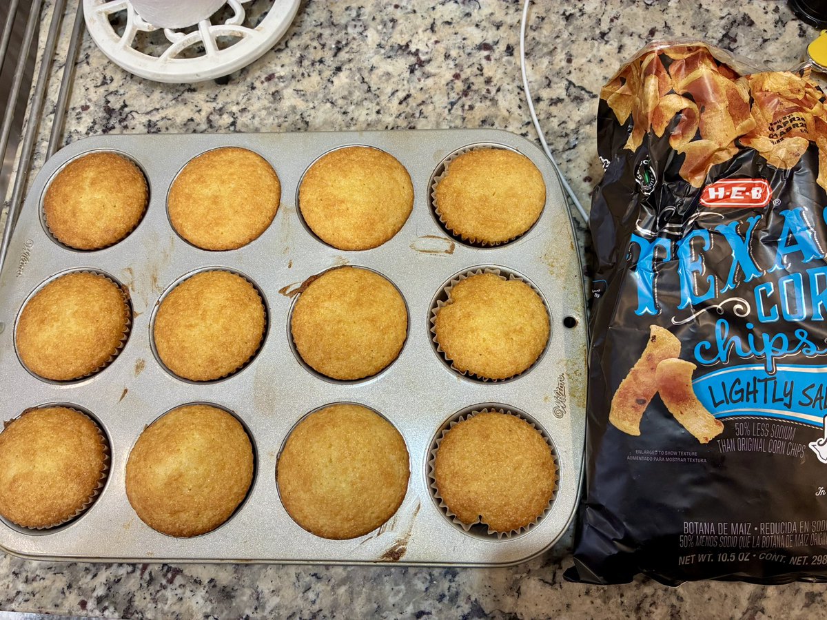 Losifer026's tweet photo. @wayspotters Also the corn bread turned out perfect. Best brand of corn bread I’ve ever had! https://t.co/eqbRyNSsU8